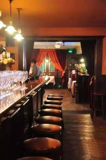 除了在杏花楼排网红青团，这条路还有上海最大书城和老爵士