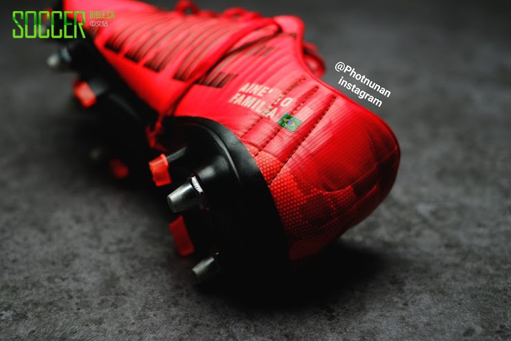 不需要再在后跟上打洞了！近距离观察库蒂尼奥独特的皮版刺客11足球鞋