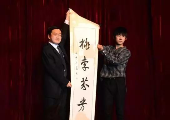 我家男神初长成易烊千玺街拍,易烊千玺年少成名百炼成钢