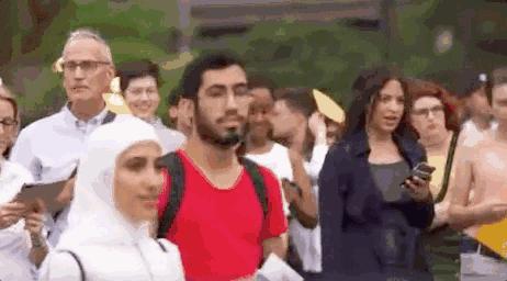 华丽汉服在外国街头惊艳外国人,中国汉服小姐姐美到哭了