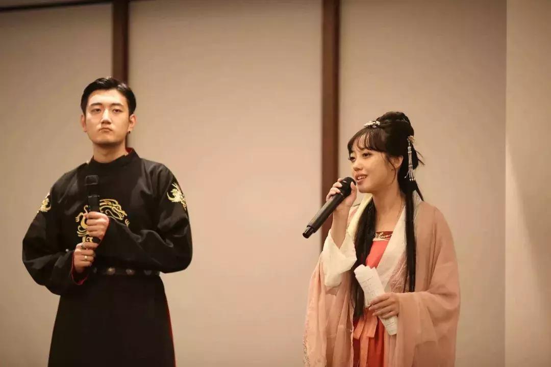 中国姑娘汉服惊呆外国人视频,中国姑娘在国外街头穿汉服惊艳了