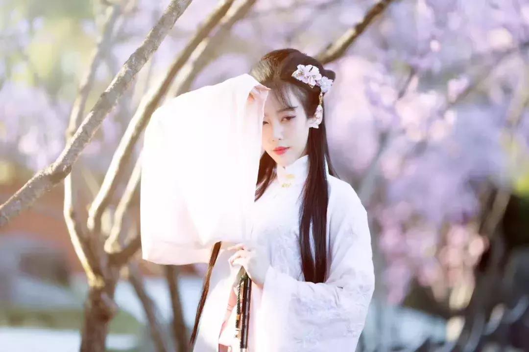 华丽汉服在外国街头惊艳外国人,中国汉服小姐姐美到哭了