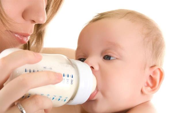 母乳妈妈如何喂奶手不着凉,母乳妈妈怎么喂奶不会出现呛咳