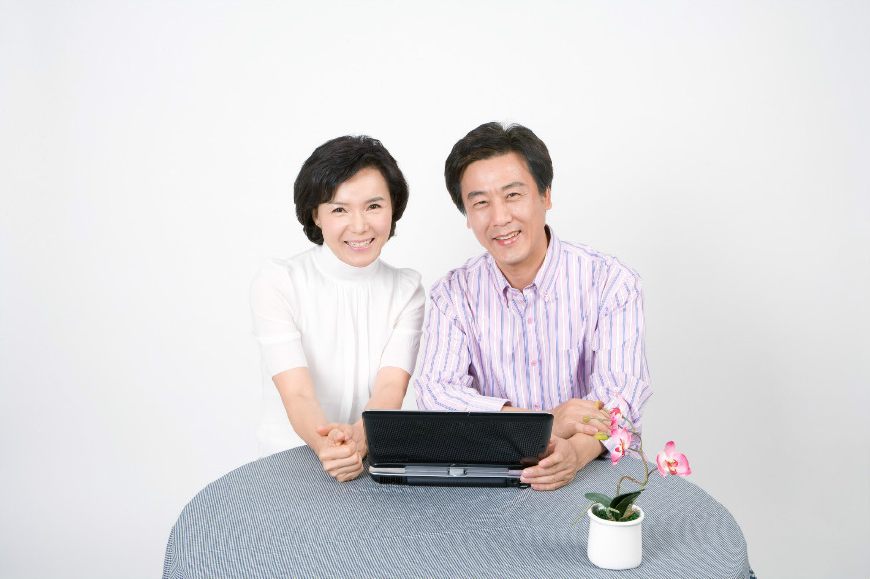 为什么中年夫妻那么恩爱,为啥中年夫妻感情会淡