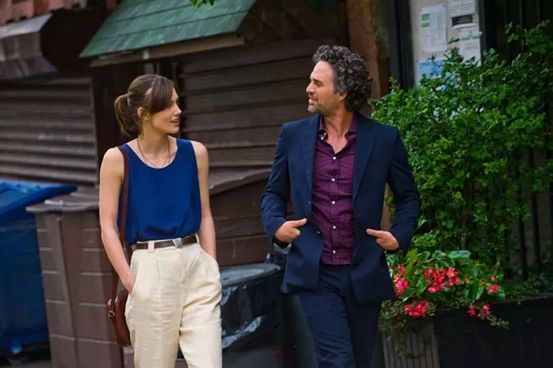 她是一个平胸的女子,她是一个平胸女子