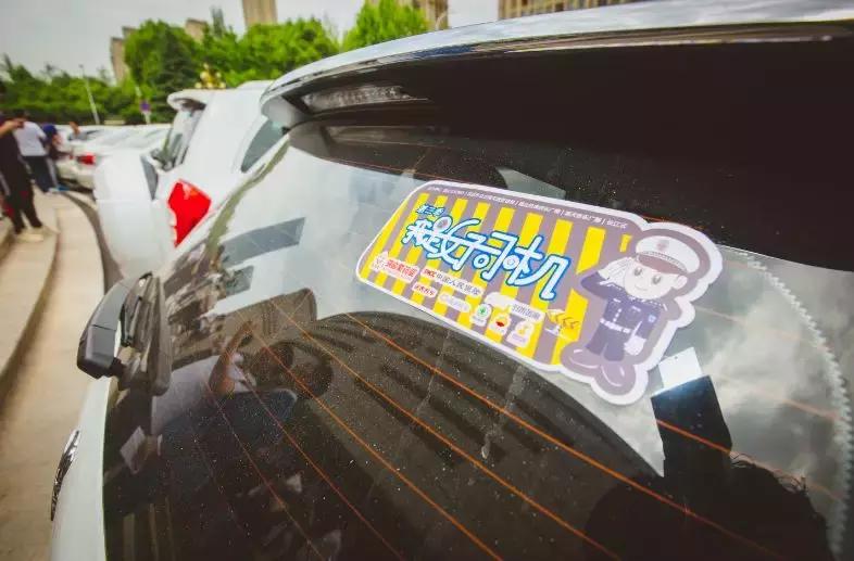 交通“零”违法，半吨汽油抱回家！