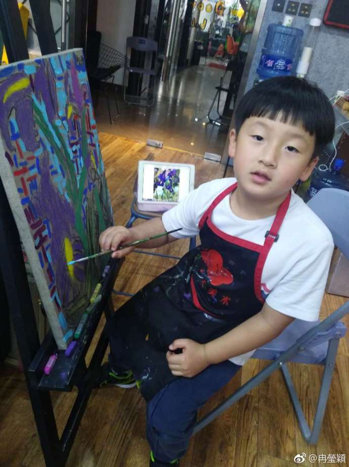 胖轩用一支铅笔就画活了狮子，网友却说他的发型亮了