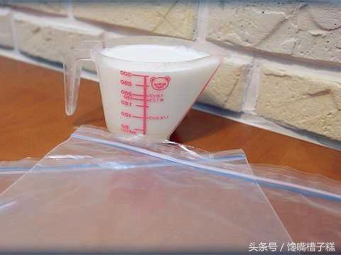 自制哈密瓜冰淇淋,哈密瓜牛奶冰淇淋做法