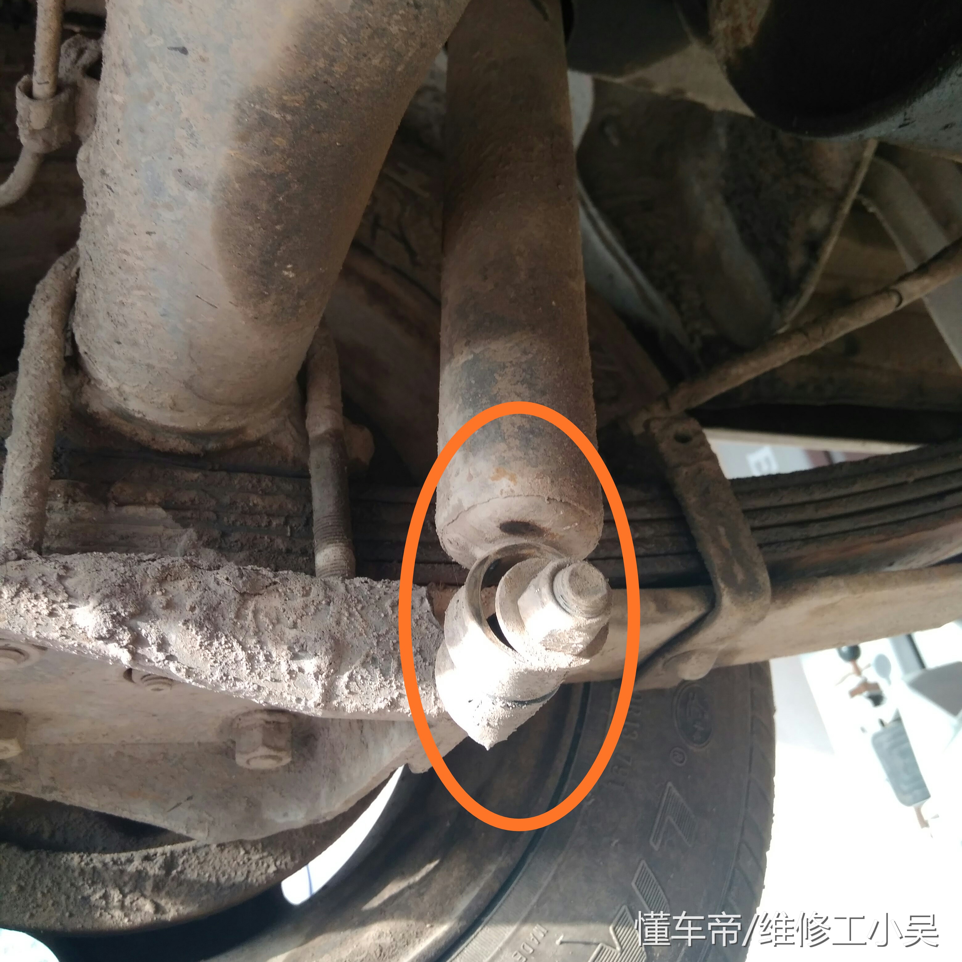 一辆红色的汽车进了修理厂，车主：这车不能再开了，散架的感觉！