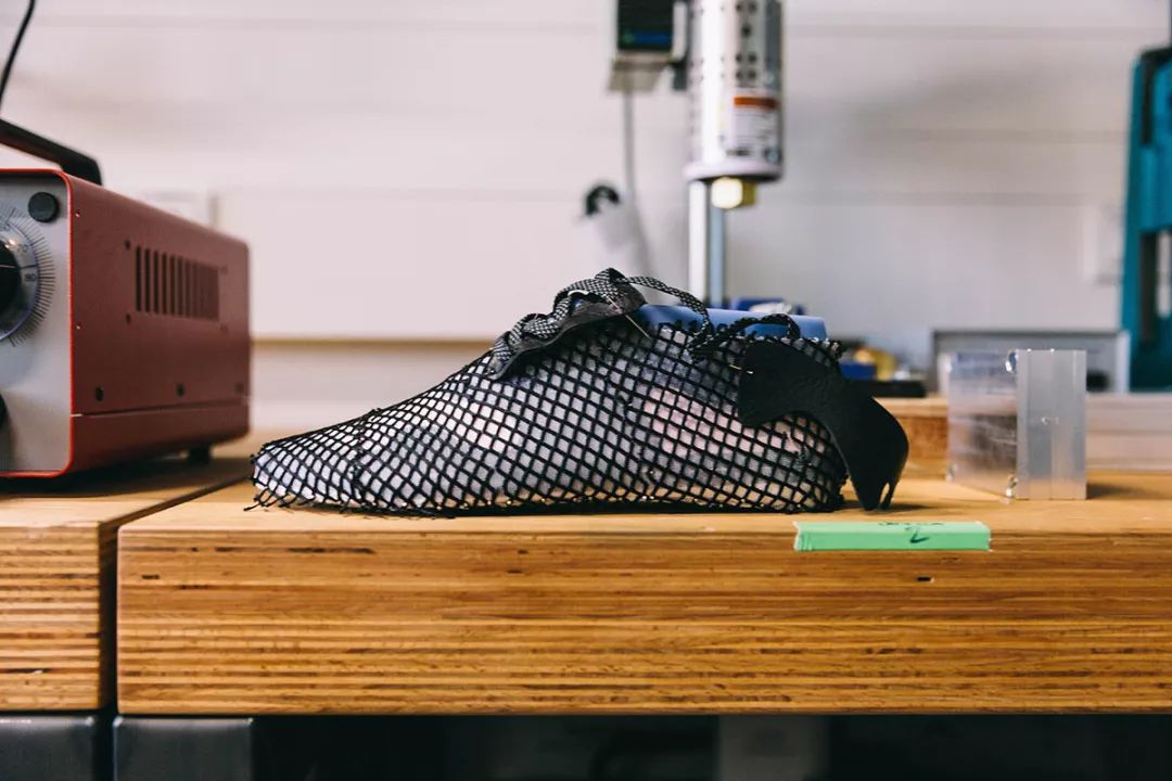 球鞋要买偏大一码还是刚刚好,为什么买的球鞋感觉两只不一样