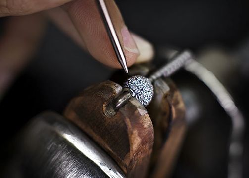 时尚集团找到苏芒接班人；Prada市值重回1000亿