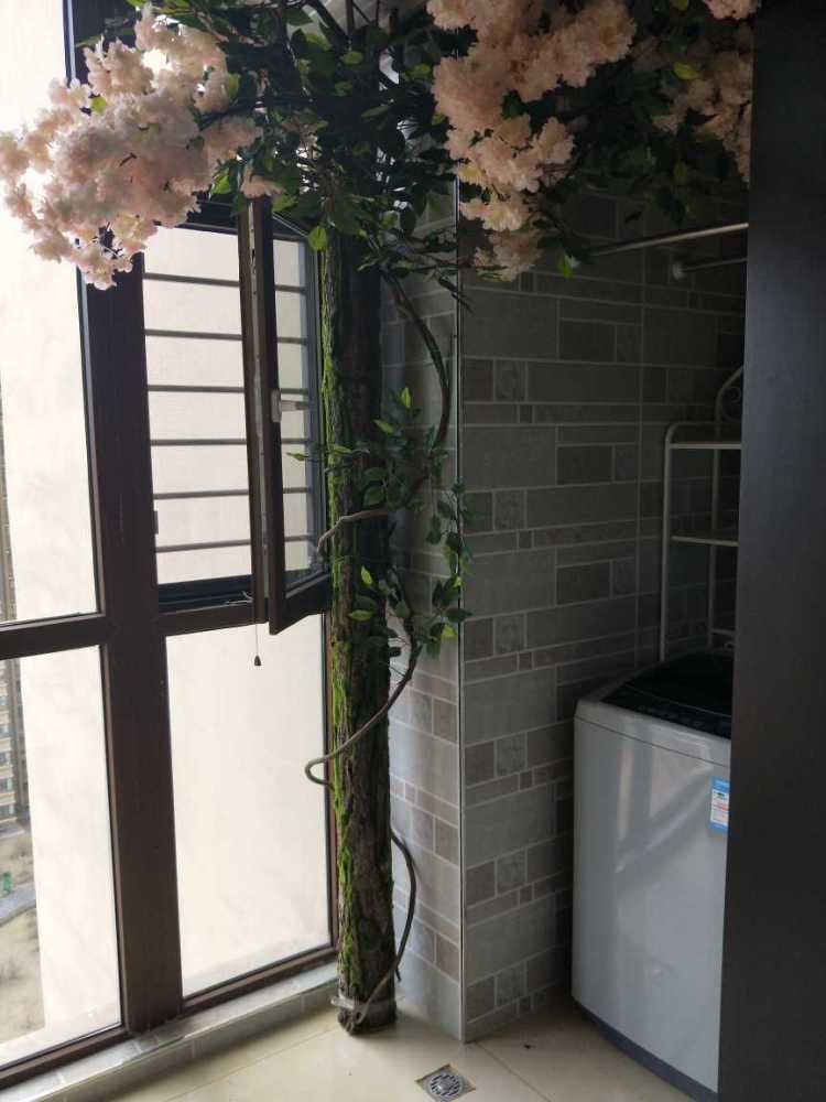 自己装新房，沙发太大只能对着卧室门，有没有办法改变？