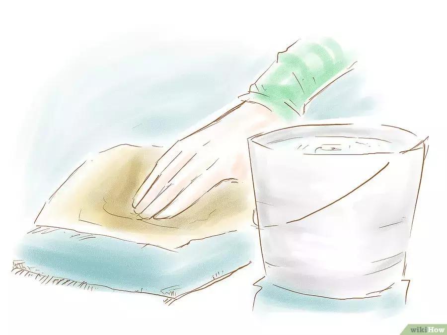 狗狗尿床上了怎么教训它,狗狗要尿垫该怎么教训他