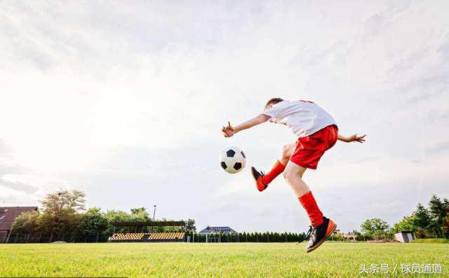 如何教零基础小孩子踢球,小孩练足球基本功多久踢球