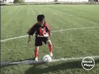 如何教零基础小孩子踢球,小孩练足球基本功多久踢球