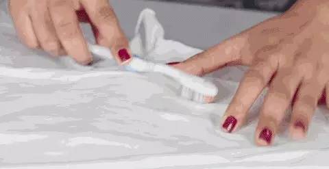 白衣服发黄汗渍怎么洗才能发白,衣服上的汗渍黑点怎么去除最简单