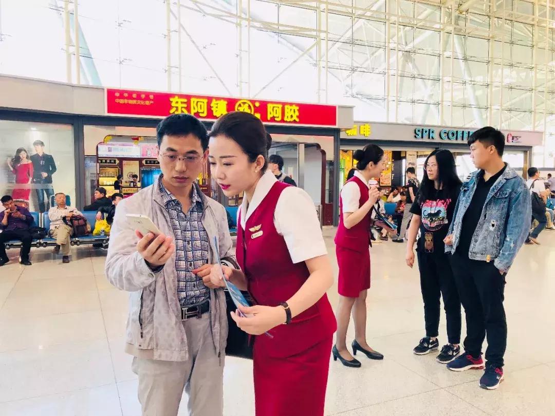 空姐教你飞机的注意事项和要求,空姐在飞机上讲解安全保障的视频