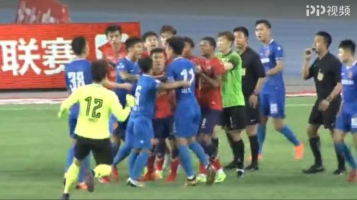 中甲裁判判罚引冲突后续,中甲不满裁判判罚集体离场