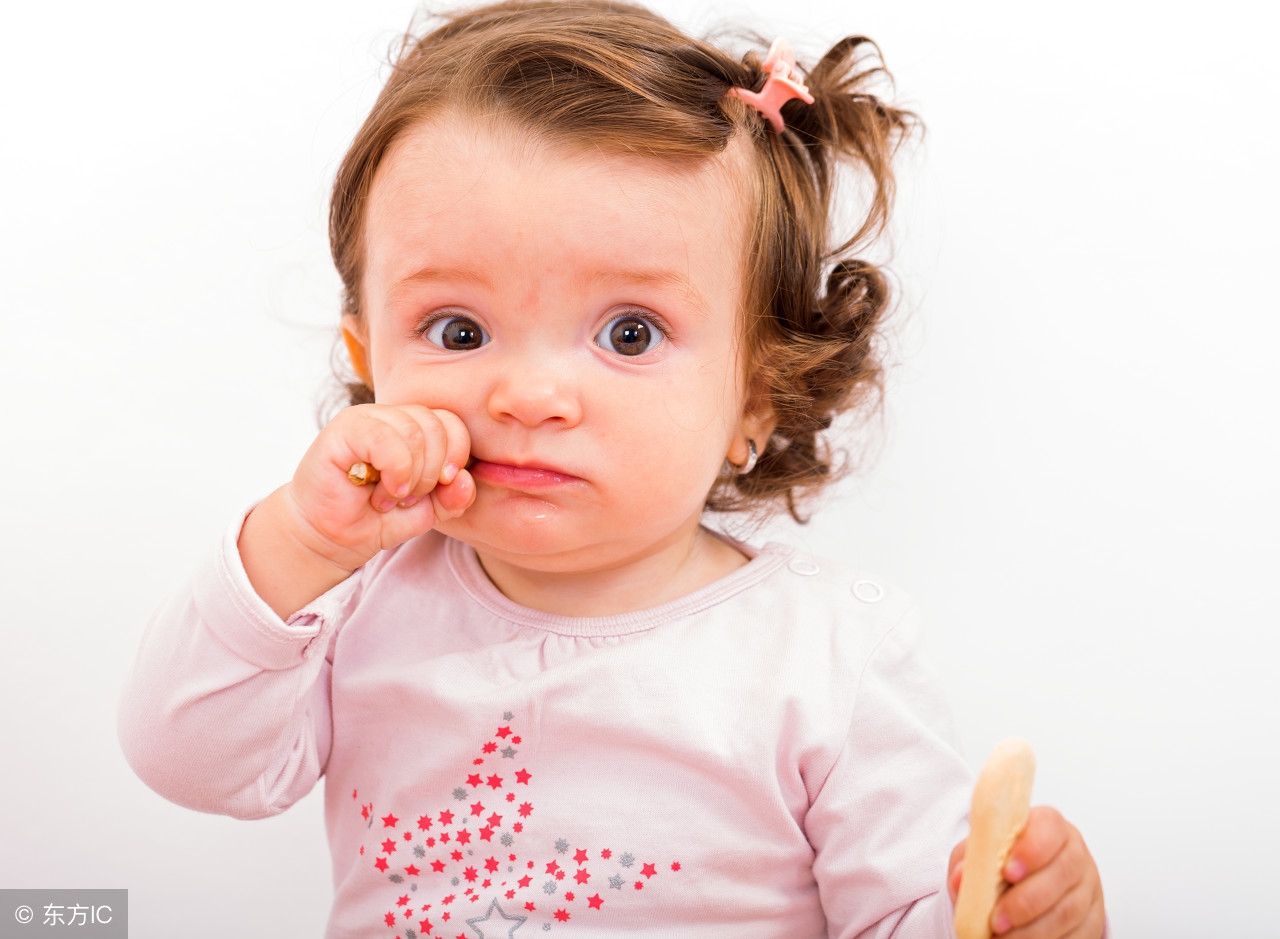 两岁宝宝老是吸手指,宝宝老是吸手指都吸紫了