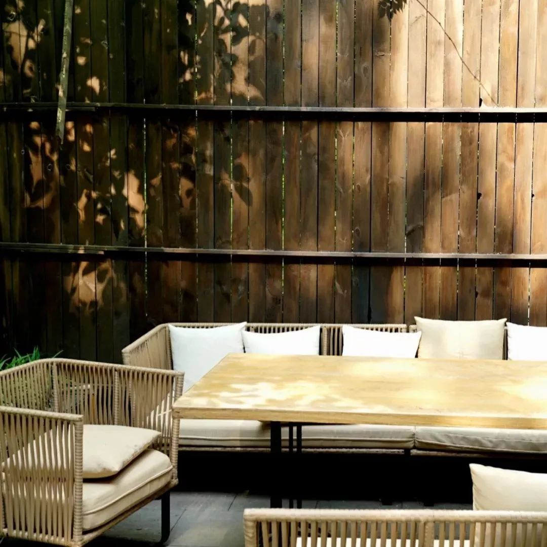 心疼！上海“孤独咖啡店”突然停业，特殊“服务员”还能继续上班吗？