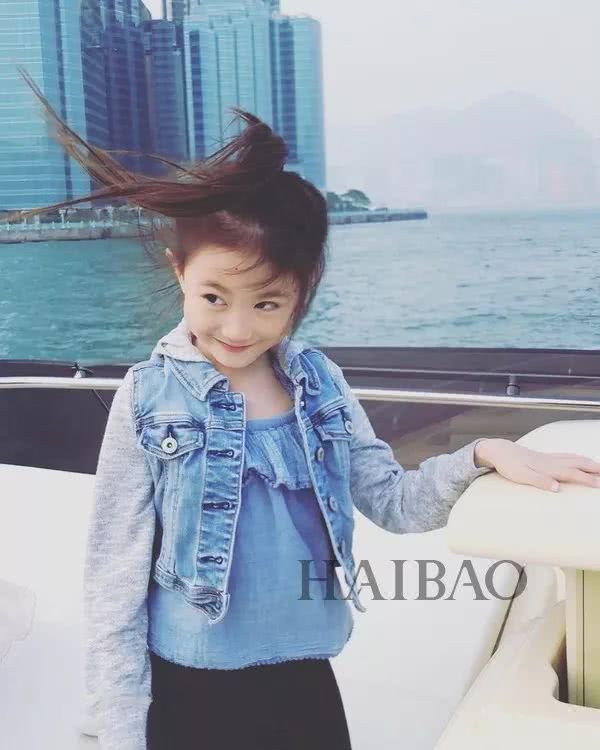 诺一现在这么接地气？才7岁的Grace就是铅笔腿！