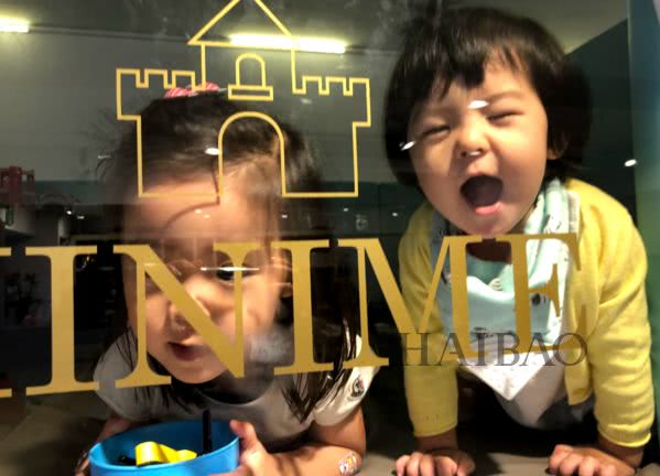 诺一现在这么接地气？才7岁的Grace就是铅笔腿！