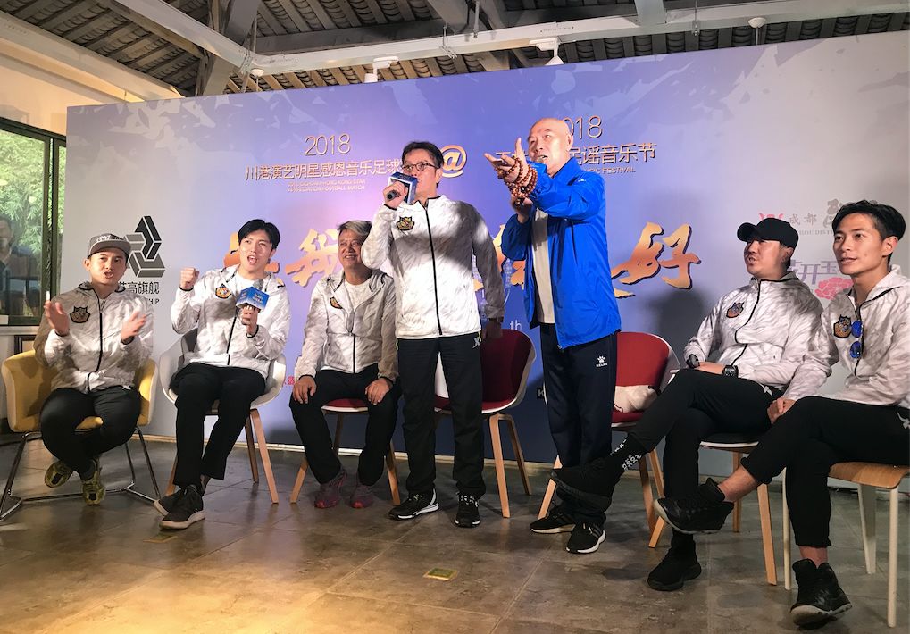 香港明星足球队抵达榕江谭咏麟,李伯清谭咏麟比赛视频