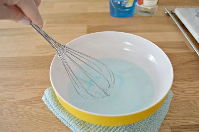 墙面脏一块擦不干净了,墙面很脏用什么刷白