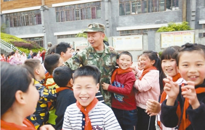 大爱无疆抗洪救灾,大爱无疆致敬人民解放军