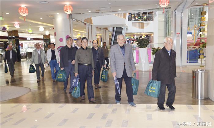 阜阳市老年专家协会参观调研阜阳商厦