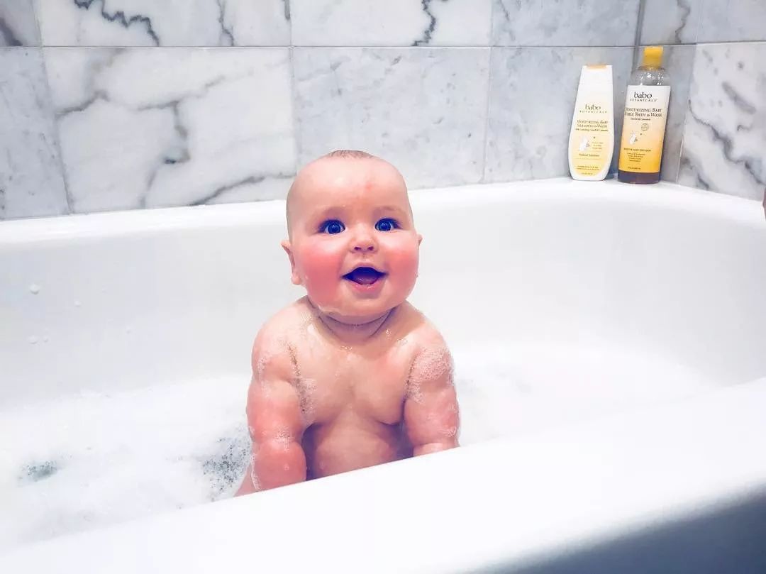 天天给小孩洗澡为什么还臭,天天给孩子洗澡会造成湿气重吗