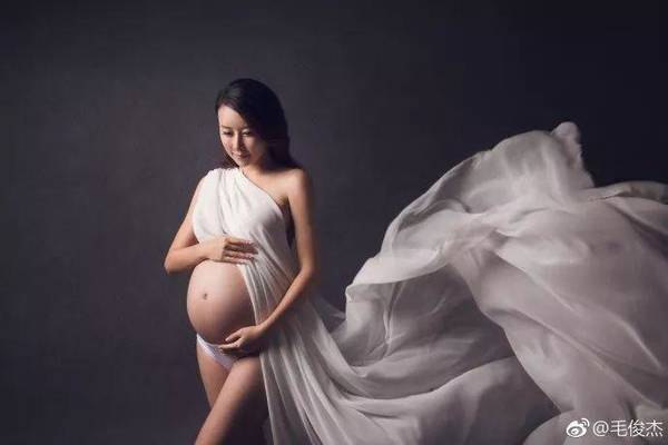 胸大无脑，嗲精附身，演坏女人成名的她居然还“真空照”上热搜了