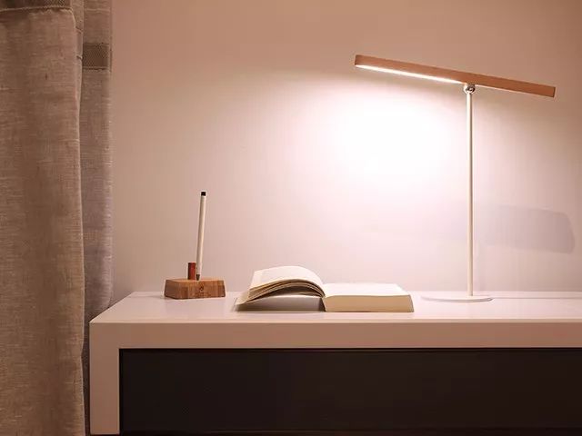 这才是护眼灯该有的样子,又高又大的护眼灯