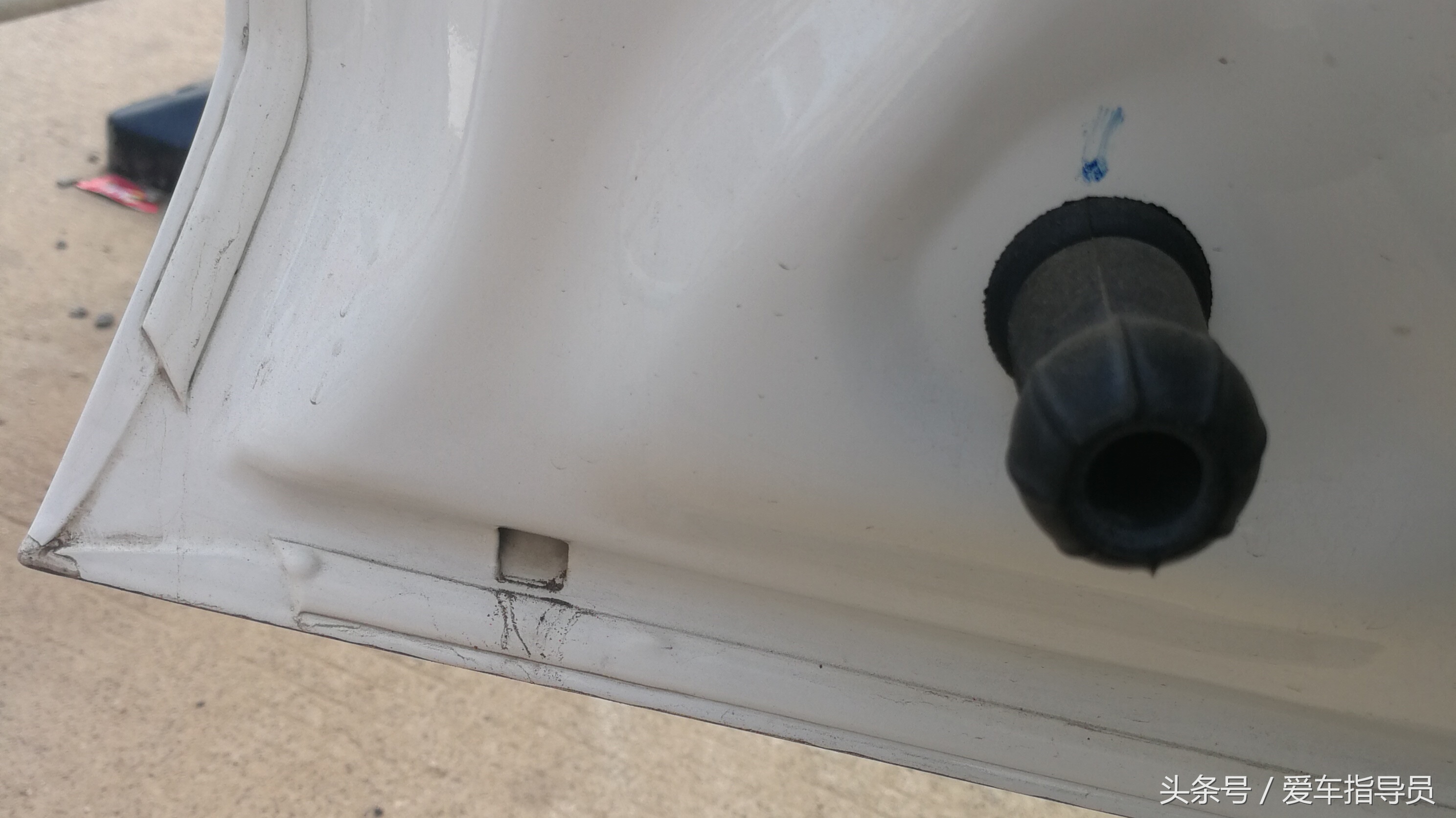 车玻璃缝里掉了个名片怎么办,名片从车窗户缝掉进去了怎么处理