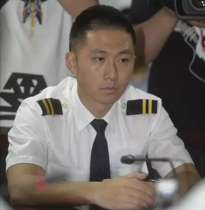 英雄机长9000米高空零下15度,英雄机长3000英尺迫降