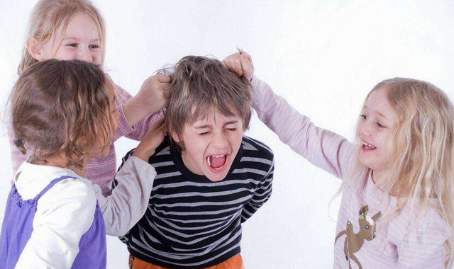 孩子先打人被还手打哭了怎么办,小孩打人或被打该怎么处理