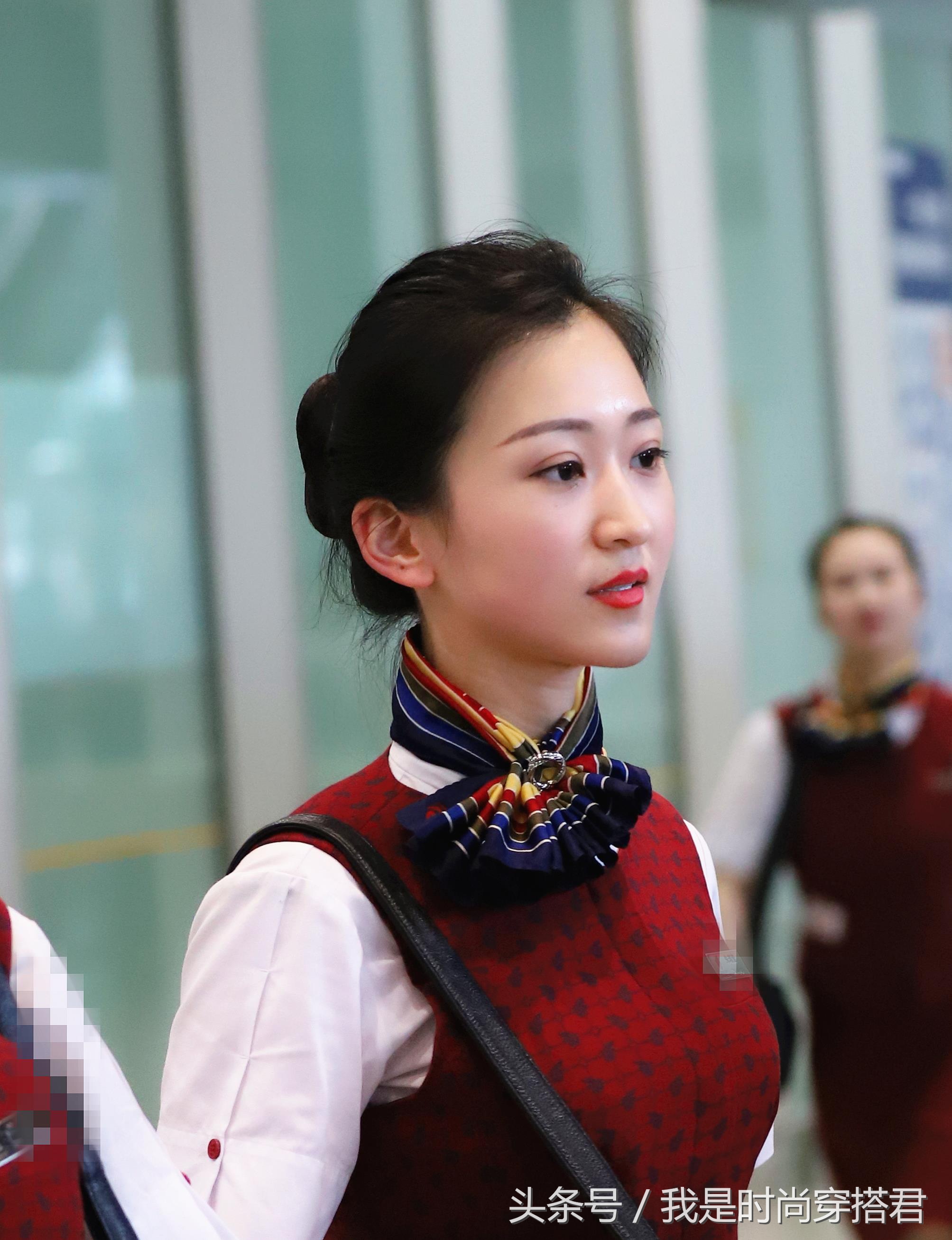 空姐飞机上街拍,飞机上拍到的漂亮空姐