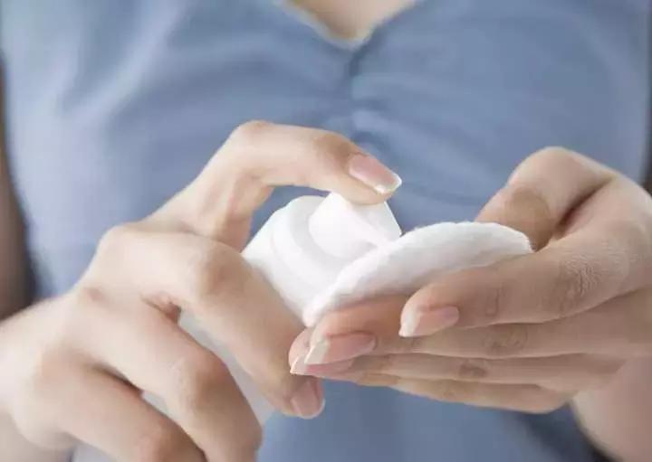 女孩用化妆品脸上长出痘痘,脸上用了便宜化妆品突然长斑长痘