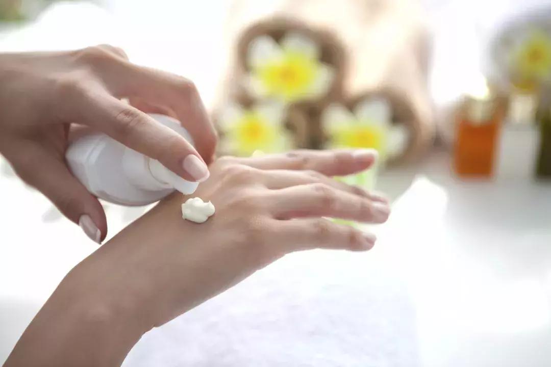 脸上长痘痘用着不错的化妆品,用化妆品脸上起了很多小白粒