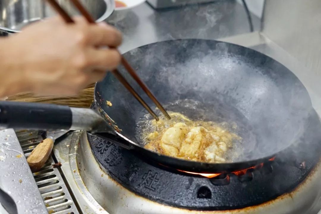 一碗雪菜肉丝面再加一个荷包蛋,一碗肉丝面加辣加面