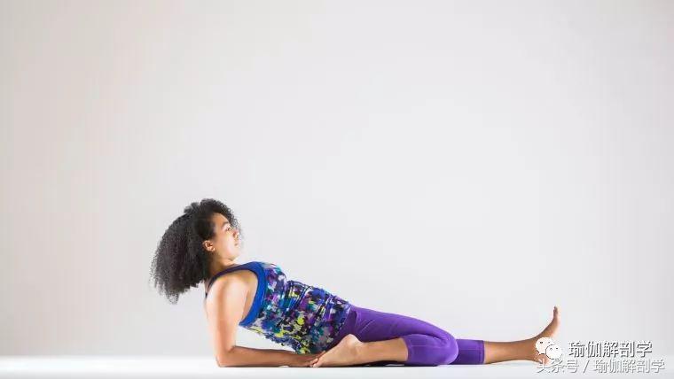 大腿前侧紧咋练,大腿训练后前侧在床上怎么拉伸