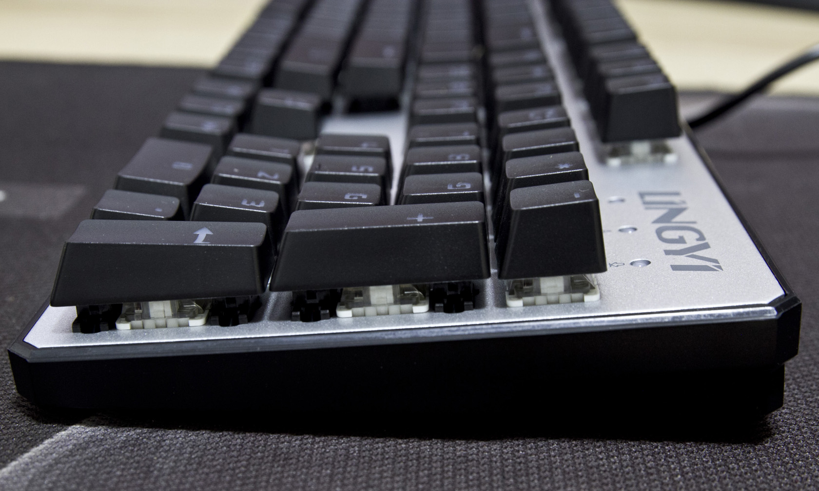 百元以内吃鸡神器推荐,灵逸黑寡妇键盘是什么轴