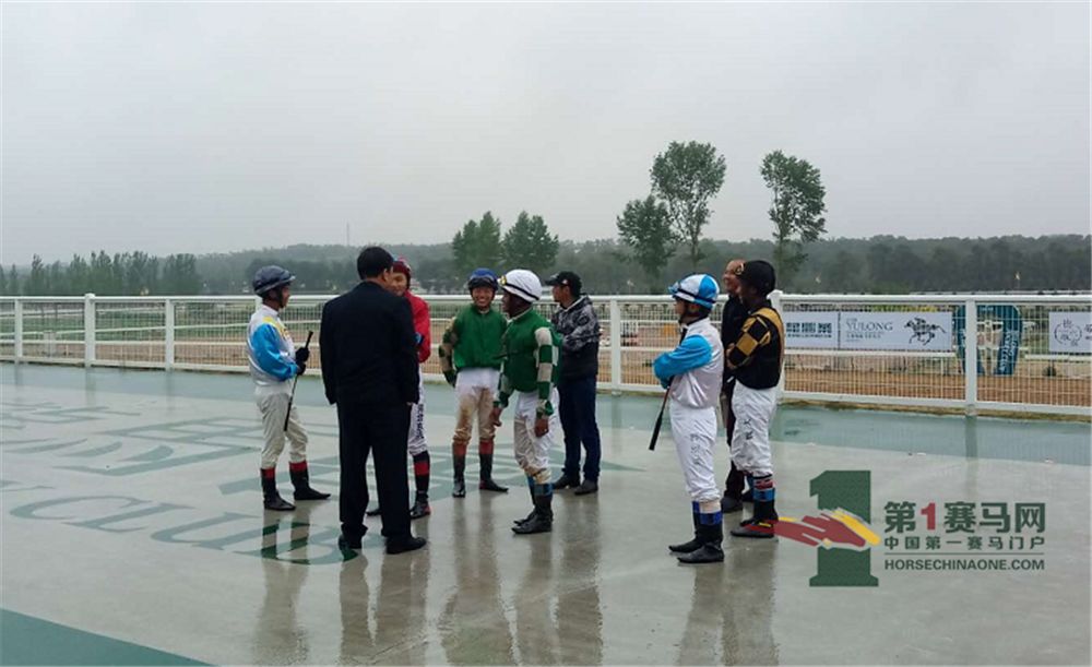 「现场」玉龙今日开锣赛，各路诸侯鏖战百万奖金！马主李勇夺最高奖金，“吉祥如意”马主王福军首战载誉归——1赛马网