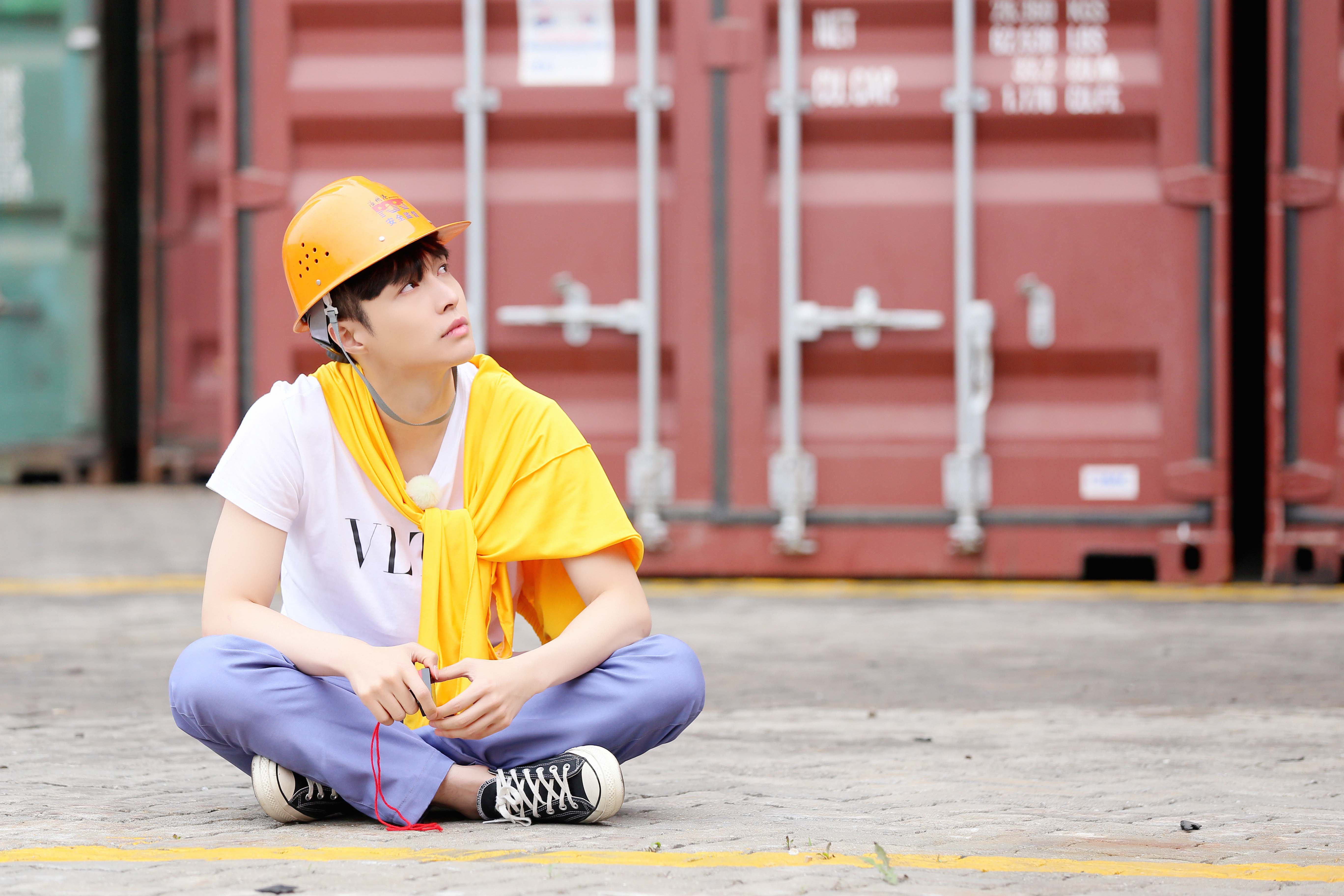 张艺兴极挑时期照片,张艺兴极挑第一季被抢箱子