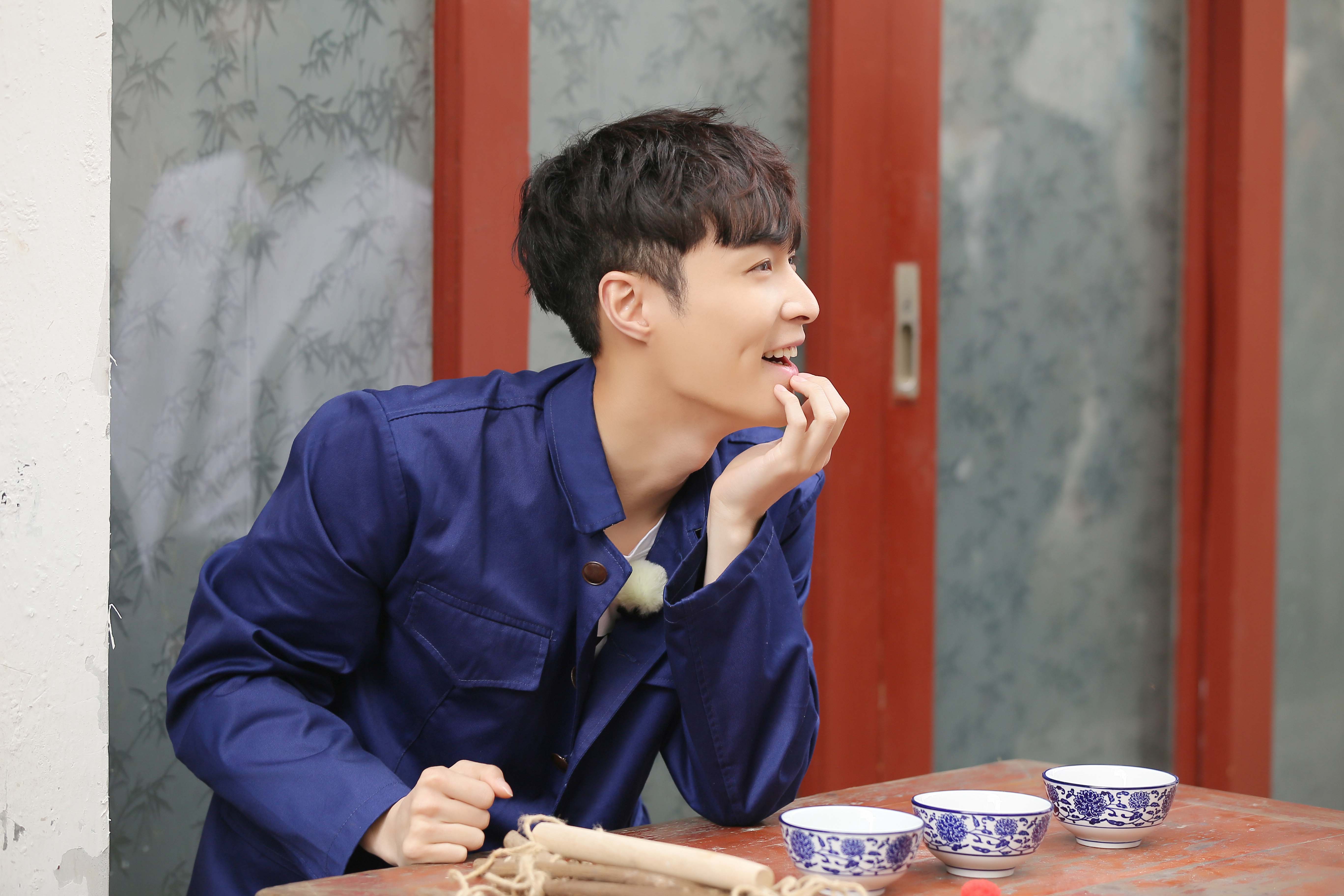 张艺兴极挑时期照片,张艺兴极挑第一季被抢箱子