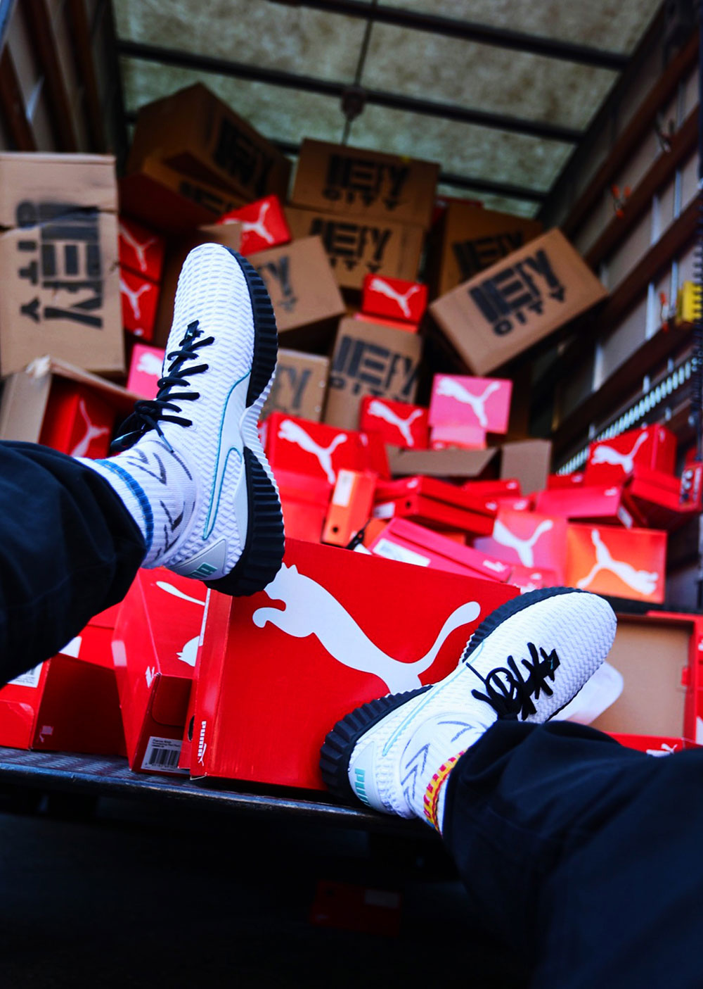 穿了这双新鞋显得腿好长!全球粉丝最多的明星亲自带货!