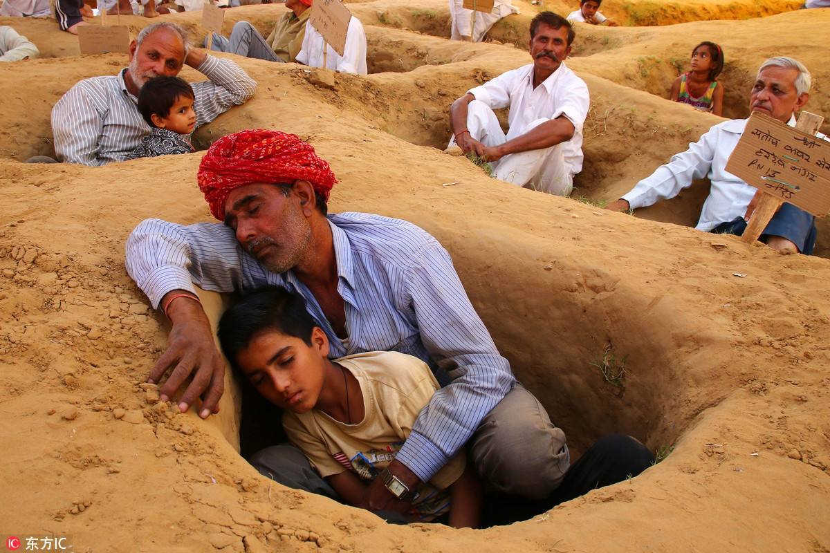 印度的习俗简直辣眼睛,孩子被活埋祭祀,父母却以此为荣