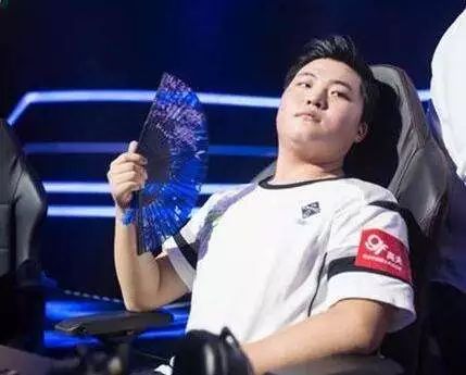 “CNMOBABESTMOBA”之夜，一路走来的两位MVP