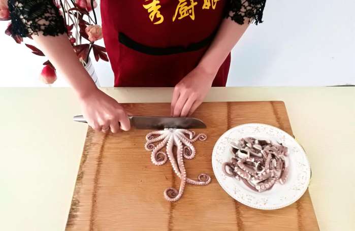 正宗的八爪鱼是怎样做的,鲜活的八爪鱼做法
