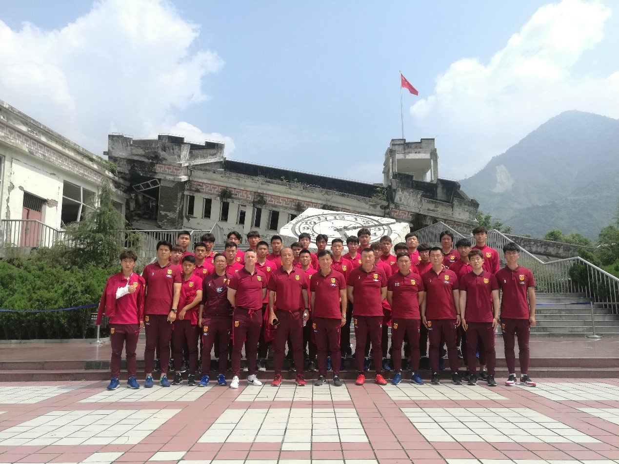 铭记苦难岁月期待为国争光U19男足国家队赴映秀遗址缅怀同胞